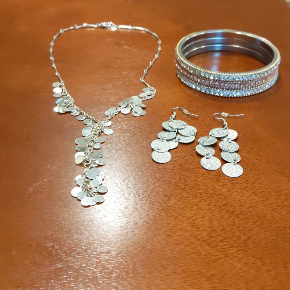 Set of one necklace, earrings and three bangles